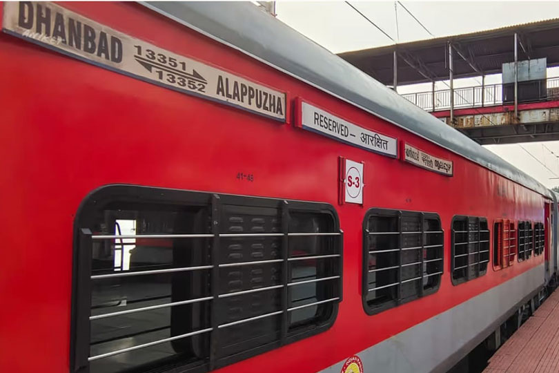 ആലപ്പുഴ ദൻബാദ് എക്സ്പ്രസിൽ പൊട്ടിത്തെറി ശബ്ദം പിന്നാലെ പുക : പരിഭ്രാന്തരായി യാത്രക്കാർ 